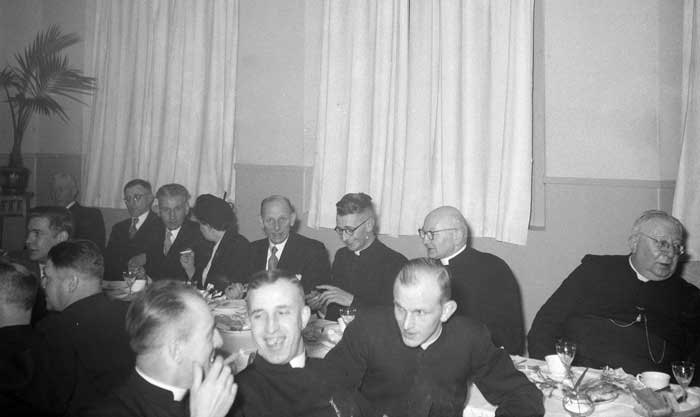 Pastoor Remmen (voorste rij, midden), 1953 (foto: Fotopersbureau Het Zuiden, bron: BHIC, id.nr. 1636-000011)