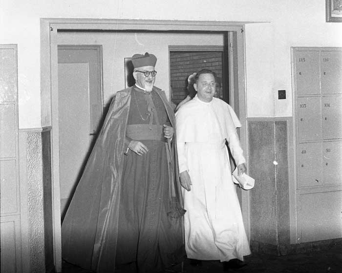 Pater Victor van Sinnen (rechts), jaren '50. (Foto: BHIC, collectie Abdij van Berne, id.nr. 1695-004356)
