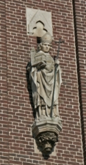 Het beeld van Willibrordus aan de toren van de Willibrorduskerk