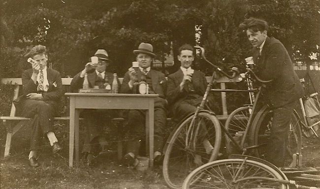 "Zuipende onderwijzers aan Mazenburg", ca.1935. De tweede van rechts is Frans Straetmans (1910-1966). Weet iemand wie  de andere vier heren zijn?