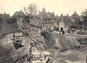 De ravage na het opblazen van de brug in 1944 (foto: Heemkunde Boxtel)