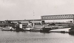 De na-oorlogse brug, nog steeds met het veer op de voorgrond