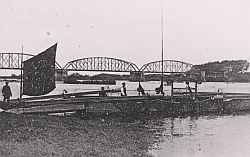 De oude brug met het veer op de voorgrond