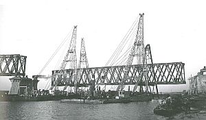 Het invaren van de Bailey-brug, 1945