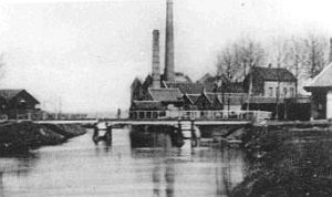 De suikerfabriek met daarvoor de draaibrug uit 1884. Situatie circa 1905
