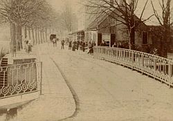 Na de vervanging door een ijzeren brug, 1885. Rechts de herberg (Foto: Stadsarchief Breda)