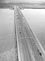 De nieuwe verkeersbrug, 1979 (Foto: Bart Hofmeester; Coll. RVD)