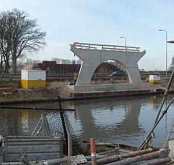 Pijler voor de nieuwe brug