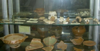 archeologische vondsten in de vitrine op de heemkundezolder