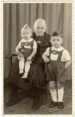 Marie van Roosmalen en haar kleinkinderen Theo en Willie (op schoot)