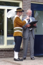 De kapitein en de priester van het gilde bij de opening van het gildenhuis tijdens het Gildenfeest 2005. Foto: website Gilde Sint-Antonius Abt