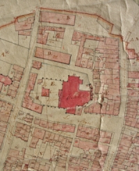 Op deze kaart uit 1825 is duidelijk de toren los van de kerk te zien