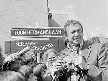 Haaren 1973, Toon hermans onthult zijn straatnaam (Foto: Nationaal Archief)
