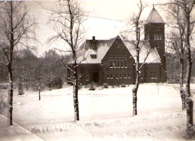 De Kerk van Vrederust rond 1939/1940. ruim voor de verbouwing van 1970 toen de kerk ook de naam 'De Ark' kreeg. Foto gemaakt vanuit paviljoen 9 in oostelijke richting.