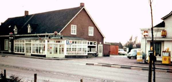 Heesch, café Langedijk eind jaren zestig. Foto: Wim Kuijpers