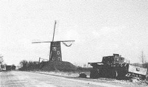 Een vernielde Cromwell-tank van de 7de Armoured divisie bij de kapotte molen tussen Nuland en Vinkel