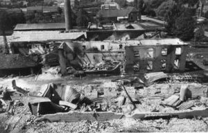 De verwoeste fabriek in mei 1940