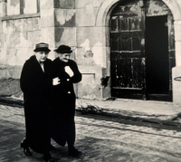 Allegonda en haar zus Gerarda (Gradje) wandelend langs de hervormde kerk