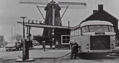 Reek, benzinepomp bij de molen, c. 1960