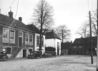 Gemeentehuis anno 1934, vóór de uitbreiding met de witte gebouwen rechts