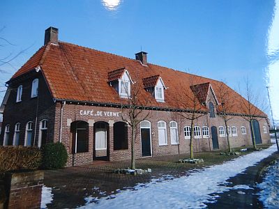 Dit is de nieuwe boerderij. Op de voorkant van het huis staat de naam Café “De Verwe”. Het huisnummer is inmiddels veranderd in Eerschotsestraat 101. De huidige bewoonster is Maria Rovers-Berkvens.