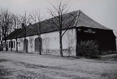 De oude boerderij had de naam: Café Huize de Verwe, zoals op de zijkant van het huis te lezen stond.