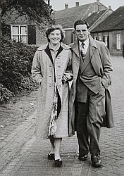In 1956 zijn Janus Rovers en zijn vrouw Jo Vermeltvoort (van de Koevering) naar Australië vertrokken. Janus is overleden in 2009, Jo woont nog steeds in Australië. 