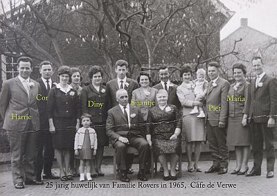 In 1965 waren Marinus en Johanna 25 jaar getrouwd en kon er een mooie familiefoto genomen worden.