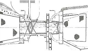 Plattegrond, met dubbele puntdeuren en waaierdeuren (rechts, direct achter de rolbrug)