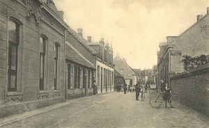 de Marktstraat in Veghel in 1920; in 1951 omgedoopt in Kalvermarkt ter herinnering aan de vroegere levendige handel