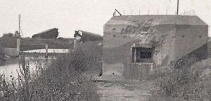 Kazemat bij Mill. Op de achtergrond de ontspoorde pantsertrein