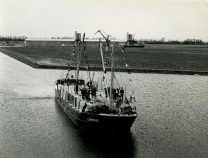 Het eerste schip in de haven