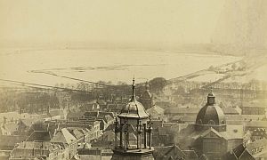 Vanaf de Sint Jan richting Hinthamerstraat en daarachter de ondergelopen buitengebieden, 1875 (Foto: Erfgoed 's-Hertogenbosch)
