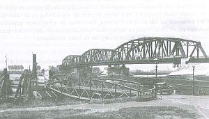 De drie overspanningen (zie foto) van de in 1931 geopende brug zijn omstreeks 1978 vervangen door zes overbodig geworden overspanningen van de in 1936 geopende verkeersbrug over het Hollandsch Diep bij Moerdijk, die in die tijd moest worden verbreed. 
