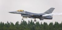 F-16 landt op Vliegbasis Volkel