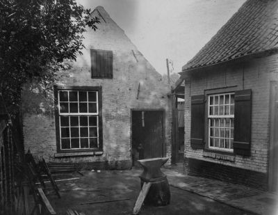 Smederij en woonhuis aan de Dorpsstraat 30 (vroeger: A399) in Vught, c. 1925