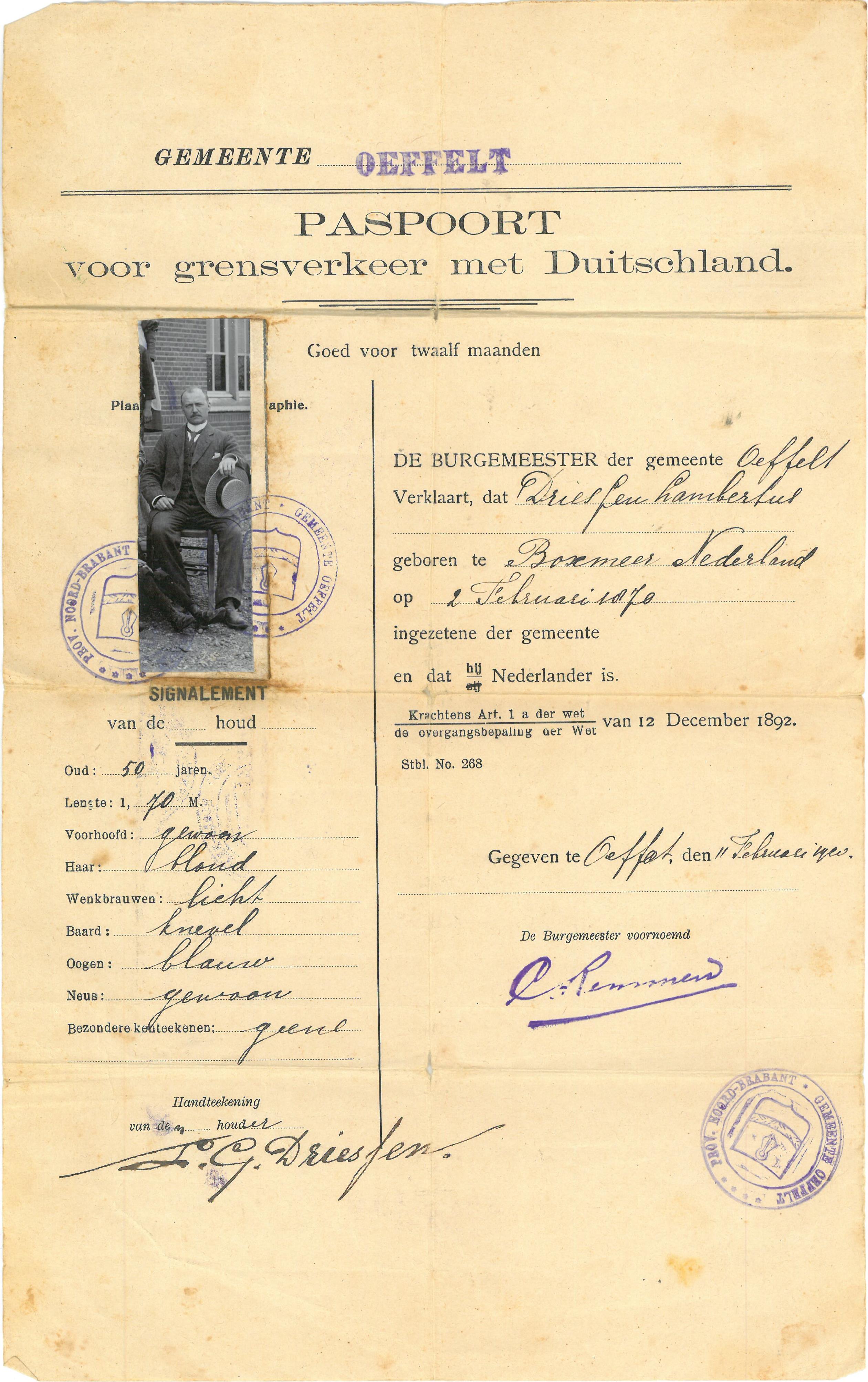 Paspoort voor grensverkeer met Duitsland van Lambertus Driessen. Afgegeven door de gemeente Oeffelt op 11 februari 1920.