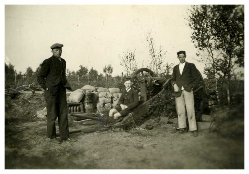 Bij Mill kijken mannen uit de streek het Nederlandse materieel na de Duitse inval, mei 1940 (foto: Martien Hermsen (© fam. Hermsen). Bron: BHIC, fotonummer 1931-000021)
