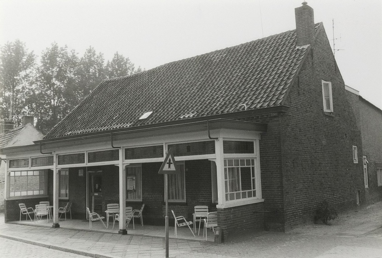 Café van Kees van der Velden. Oud adres Dorpsstraat A8. Hernummerd in Barrierweg 16, later 18. Liempde 1980 (foto: Wies van Leeuwen/Provincie Noord-Brabant, collectie BHIC: PNB001039162)