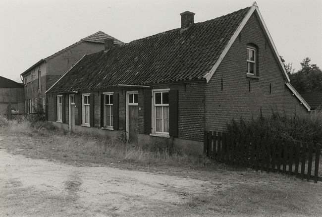 Arbeiderswoningen bij de timmerfabriek Jansen, Mill 1987 (foto: Wiest van Leeuwen/Provincie Noord-Brabant, collectie BHIC PNB001042546) 