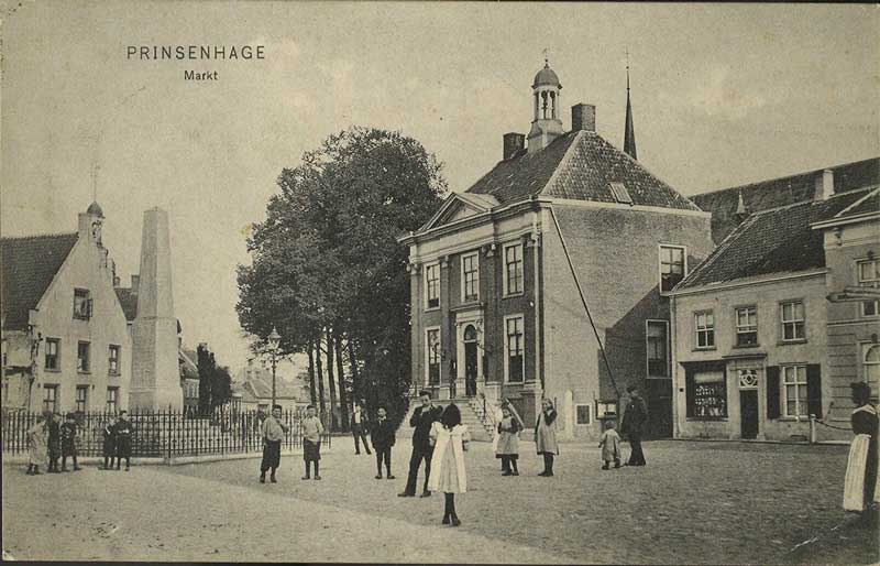De obelisk op de Markt in Princenhage, c. 1913 (Foto: A.Th.A.J. van Erp. Bron: Stadsarchief Breda, fotonummr A1433)