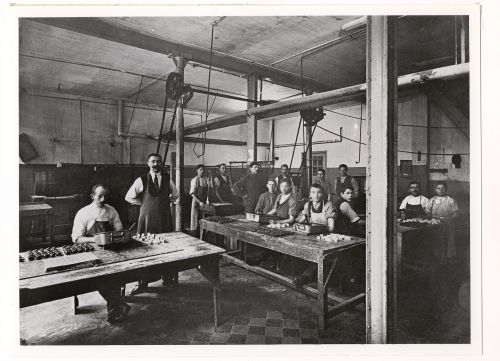 Groepsportret arbeiders van de Kwatta chocoladefabriek, 1917 (bron: Stadsarchief Breda)