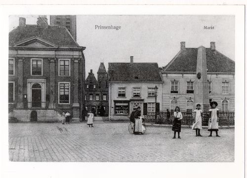 Links het raadhuis van Princenhage, voor 1920 (bron: Stadsarchief Breda)