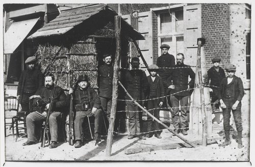 Putte, Eerste Wereldoorlog. Nederlandse militairen aan de Belgische grens, afgezet met prikkeldraad, in Putte, 1914 (WBa, Foto Archief Bergen op Zoom, BOZ001014127)