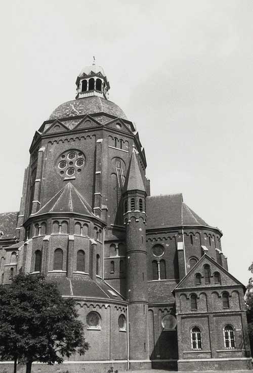 Raamsdonk, R.K. Kerk. Gebouwd in 1889. Foto uit 1991