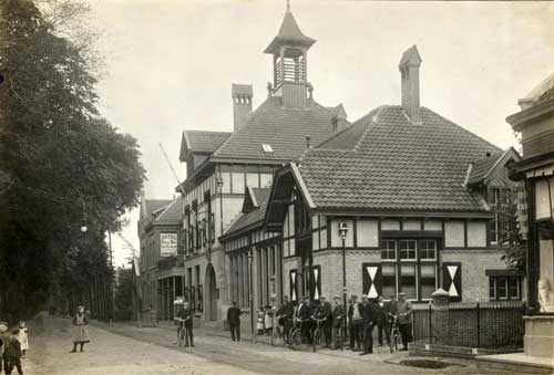 Raamsdonk, Rechts het op 24 december 1908 geopende postkantoor van Raamsdonk, 1910 (RAT, 601009)