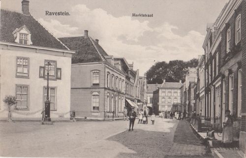 Een zicht op de marktstraat, met aan het einde de maaspoort en vooraan rechts stadsherberg de Keurvorst, 1910 (HKK Land van Ravenstein)