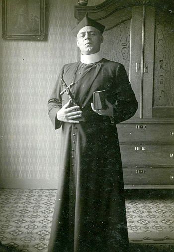 Heeswijk, Joannes-Baptista Lemmens, priester van Berne, speelt een redemptorist, c. 1920. Bron: Beeldcollectie Abdij van Berne. BHIC, fotonr. 1695-007888