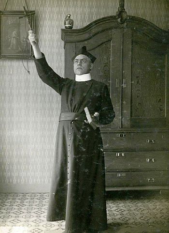 Heeswijk, Joannes-Baptista Lemmens, priester van Berne, speelt een redemptorist, c. 1920. Bron: Beeldcollectie Abdij van Berne. BHIC, fotonr. 1695-007889
