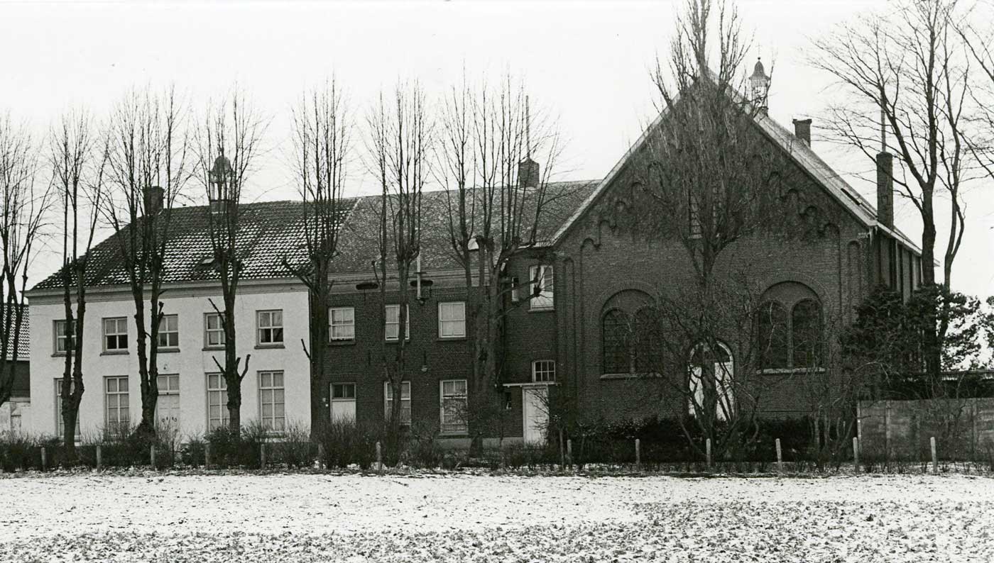 Klooster Sint Elisabeth. Het witte gedeelte is het oorspronkelijke huis dat de zusters in 1857 aankopen: Den Oudhof. Rechts de zijvleugel met kapel uit 1900 (BHIC, Beeldcollectie Ton Cruijsen nr. 1903-000263, uitsnede)